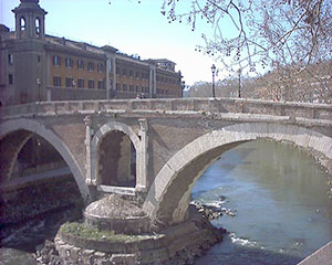 Der "Ponte Fabricio" auf der Tiberinsel Rom