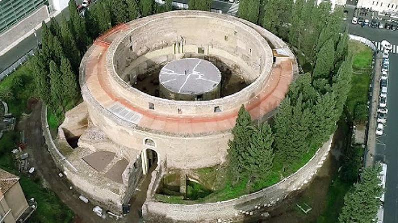 Das restaurierte Mausoleum des Augustus in Rom